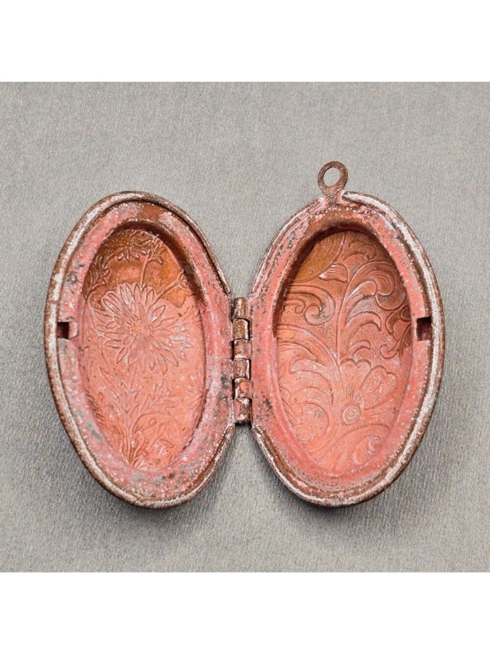 VTG Floral Engraved Oval Locket Pendant 1 5/8" Copper Alloy Art Nouveau Revival - Picture 4 of 10